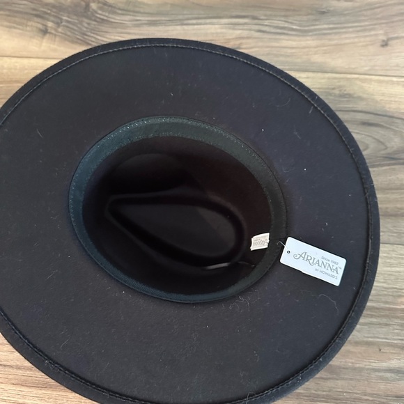 Elegant Black Fedora with Leopard Accent - Picture 2 of 3